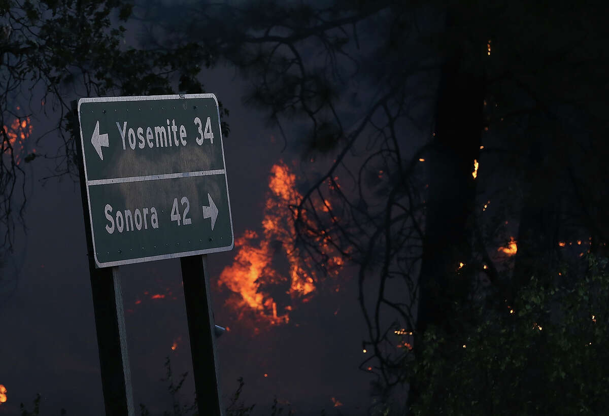 Fire near Yosemite 'growing exponentially'