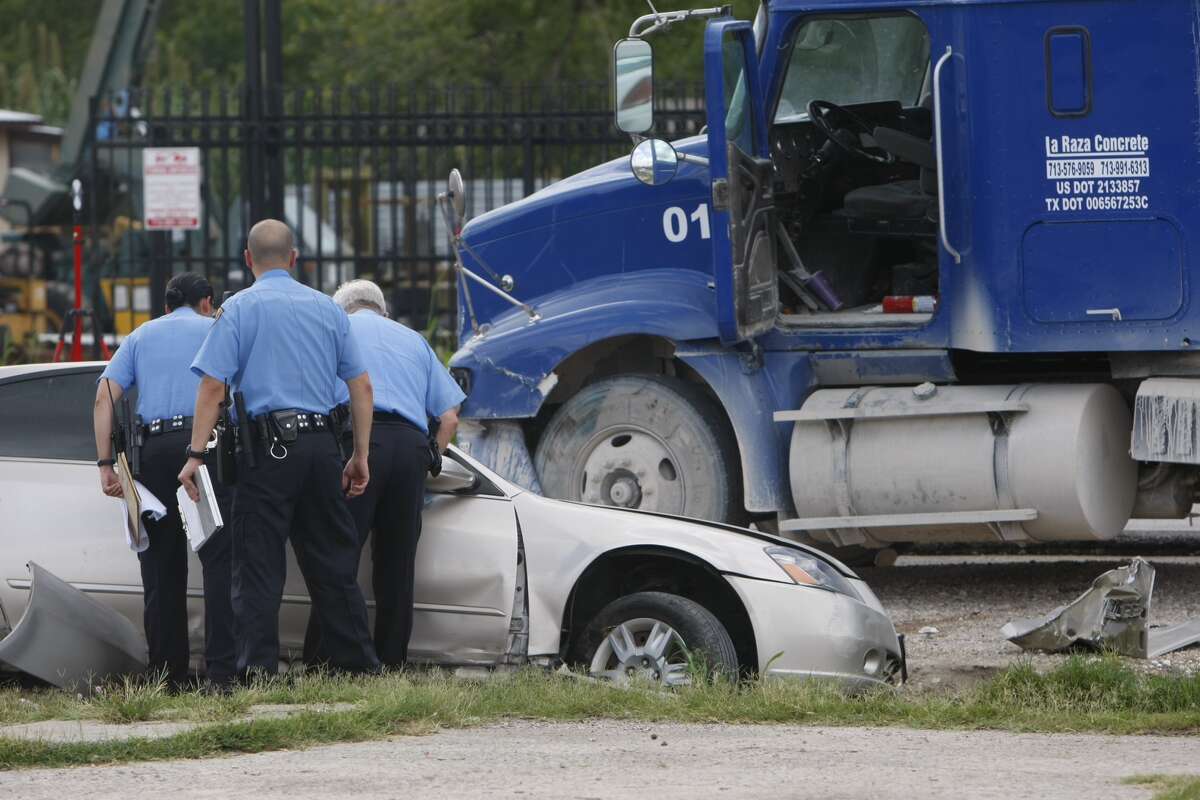 Vehicle wreck turns fatal in south Houston