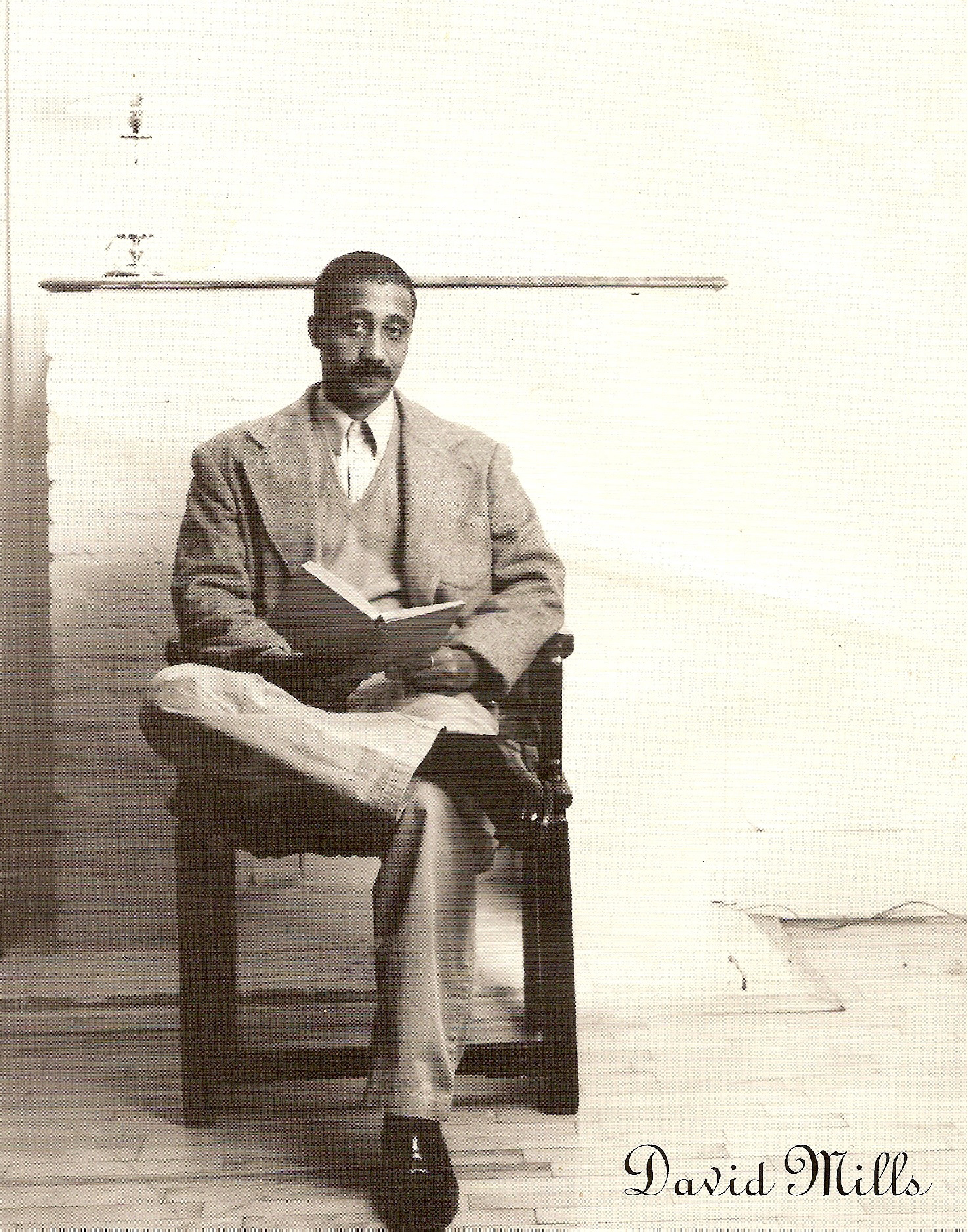 Black Rock Library hosts actor Mills in honor of 50th