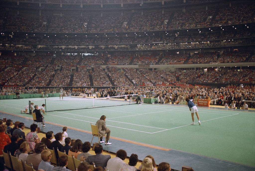 September 20, 1973: Billie Jean King Defeated Bobby Riggs in the “Battle of  the Sexes” Tennis Match - Lifetime