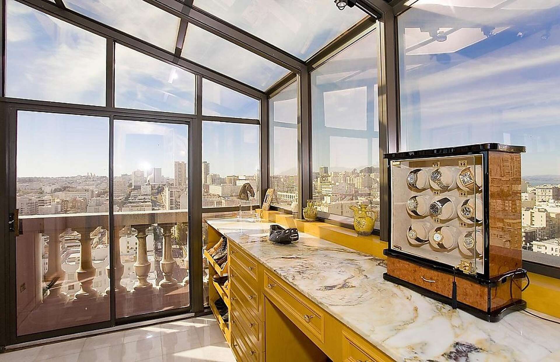 Stunning Penthouse Condo With Assistant Dwelling Room image