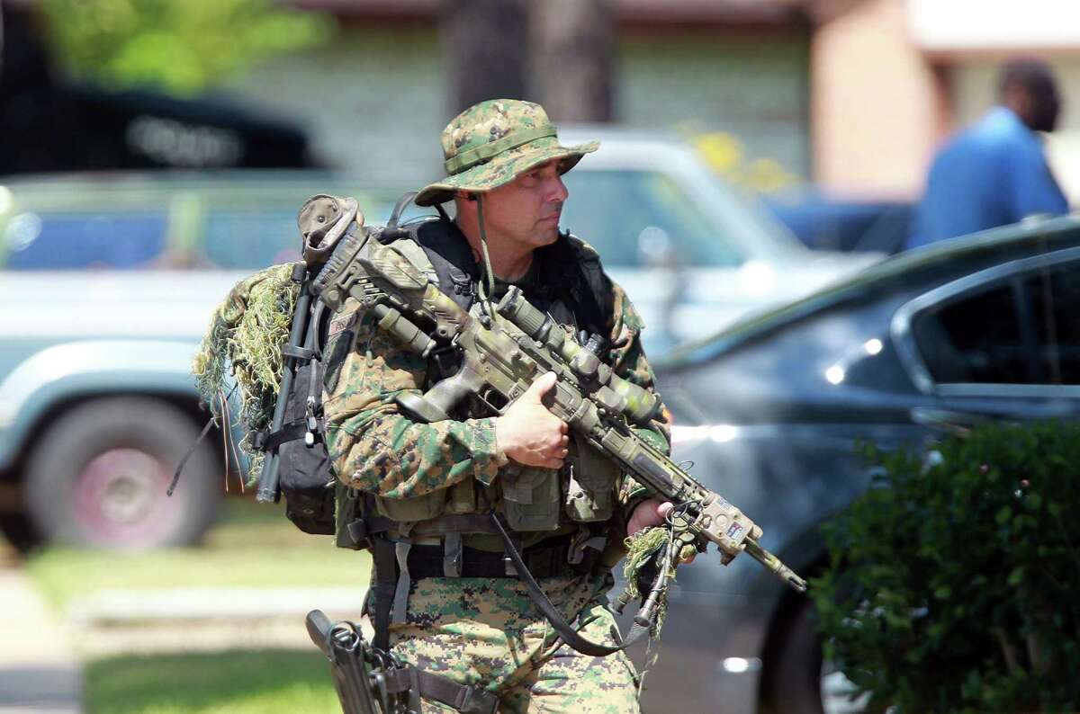 Stabbed man on loose after escaping Houston SWAT scene