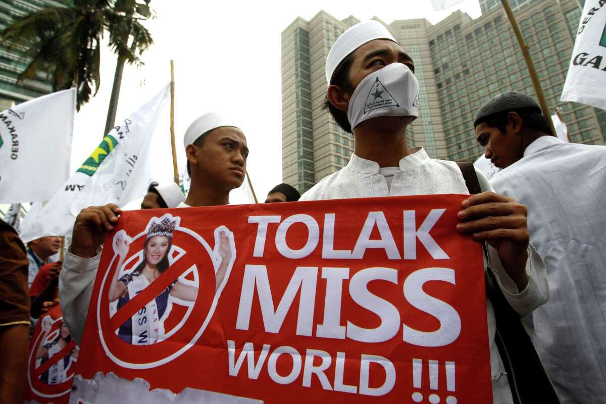 Indonesian Muslims Hold Anti Miss World Protest