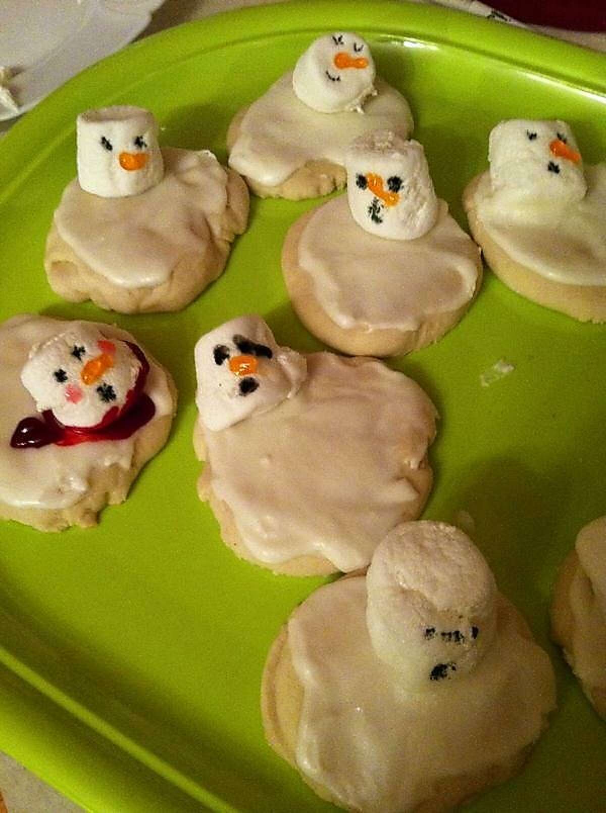 Unintentionally spooky snowmen cookies have little chance of providing any holiday cheer. Click here to see the original.