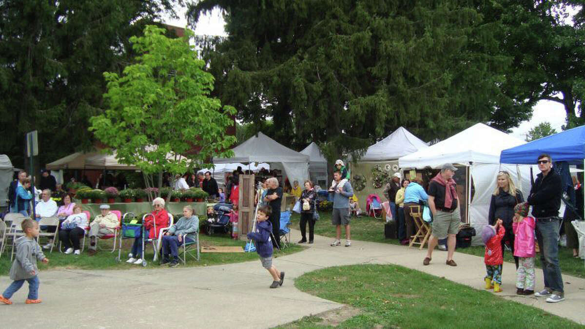 Trumbull fest attracts 65 artists to Green