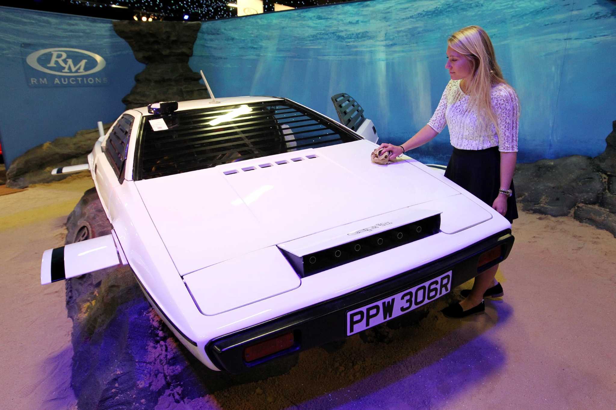 007 submarine Car Sells For 865 000