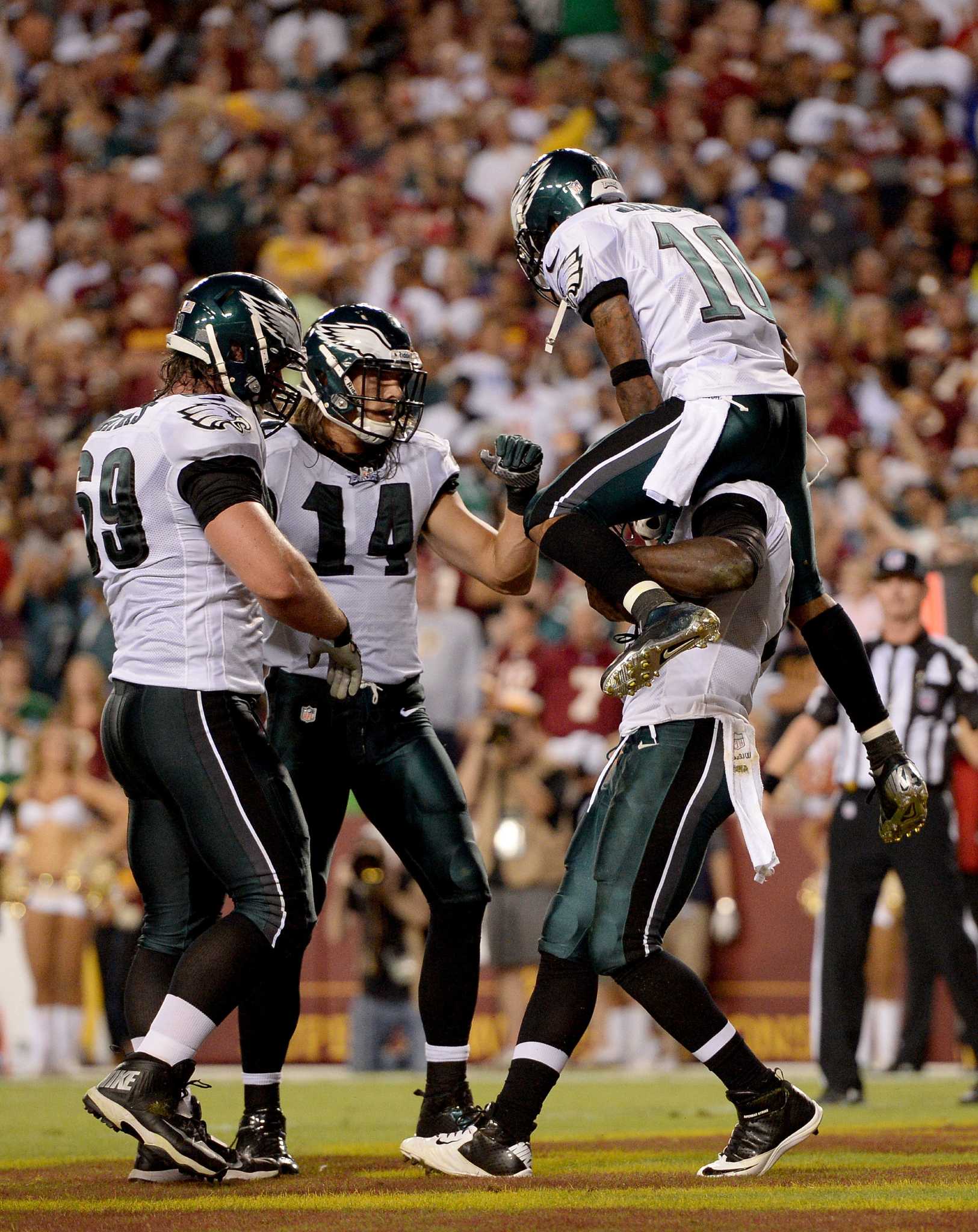 Frenetic Eagles beat RG3, Redskins 33-27