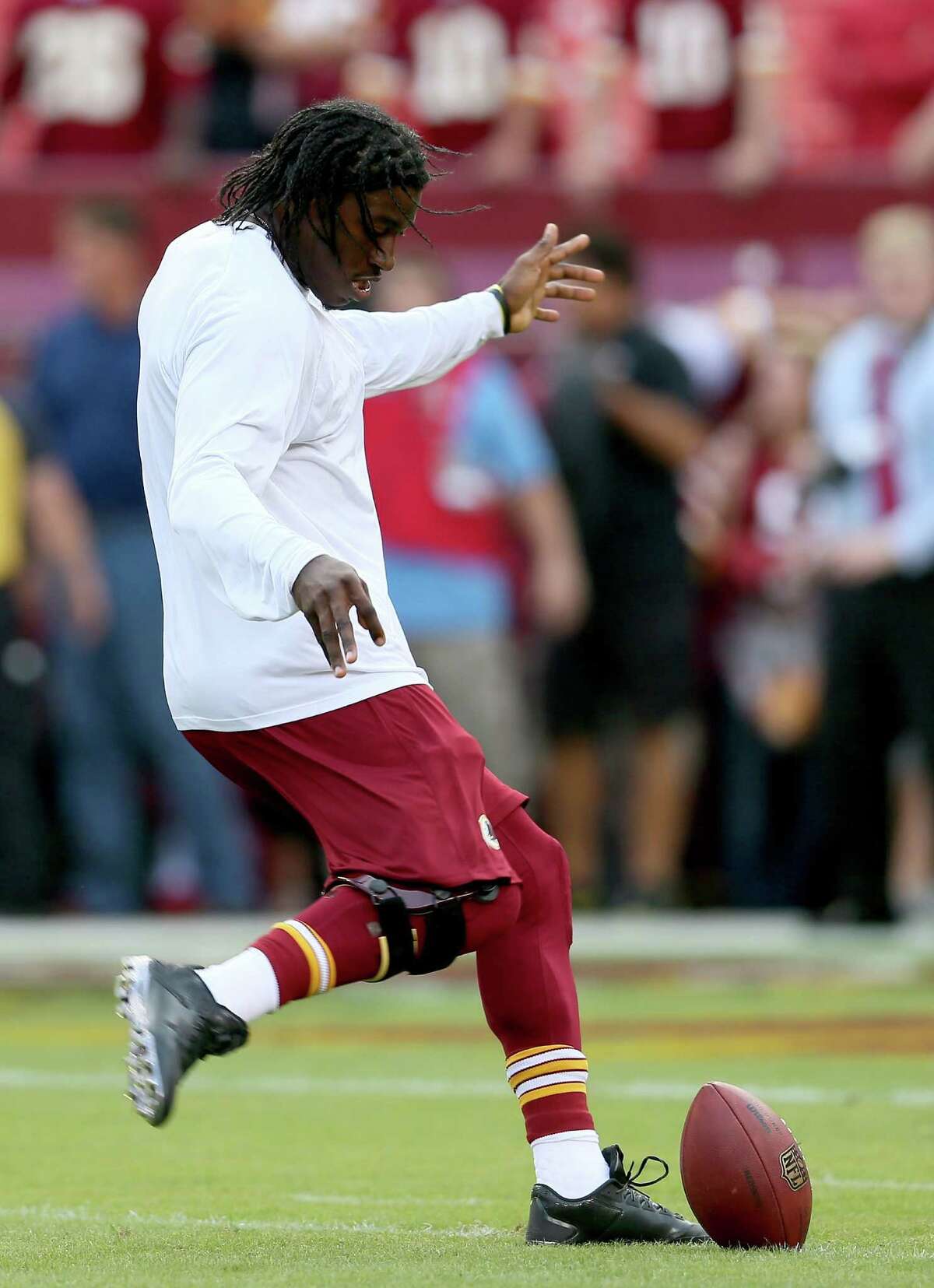 Frenetic Eagles beat RG3, Redskins 33-27