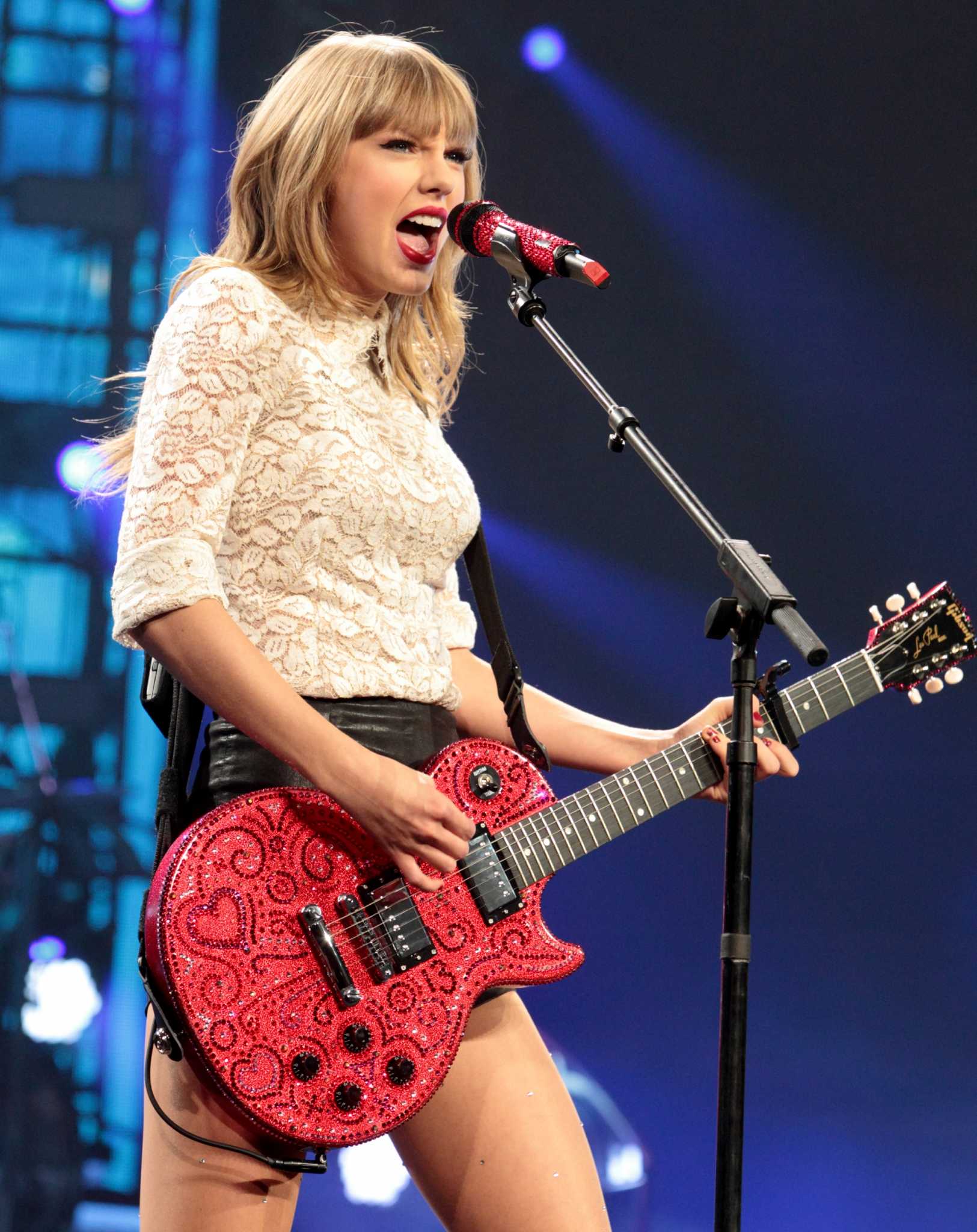Taylor Swift, Kacey Musgraves lead CMA nominees