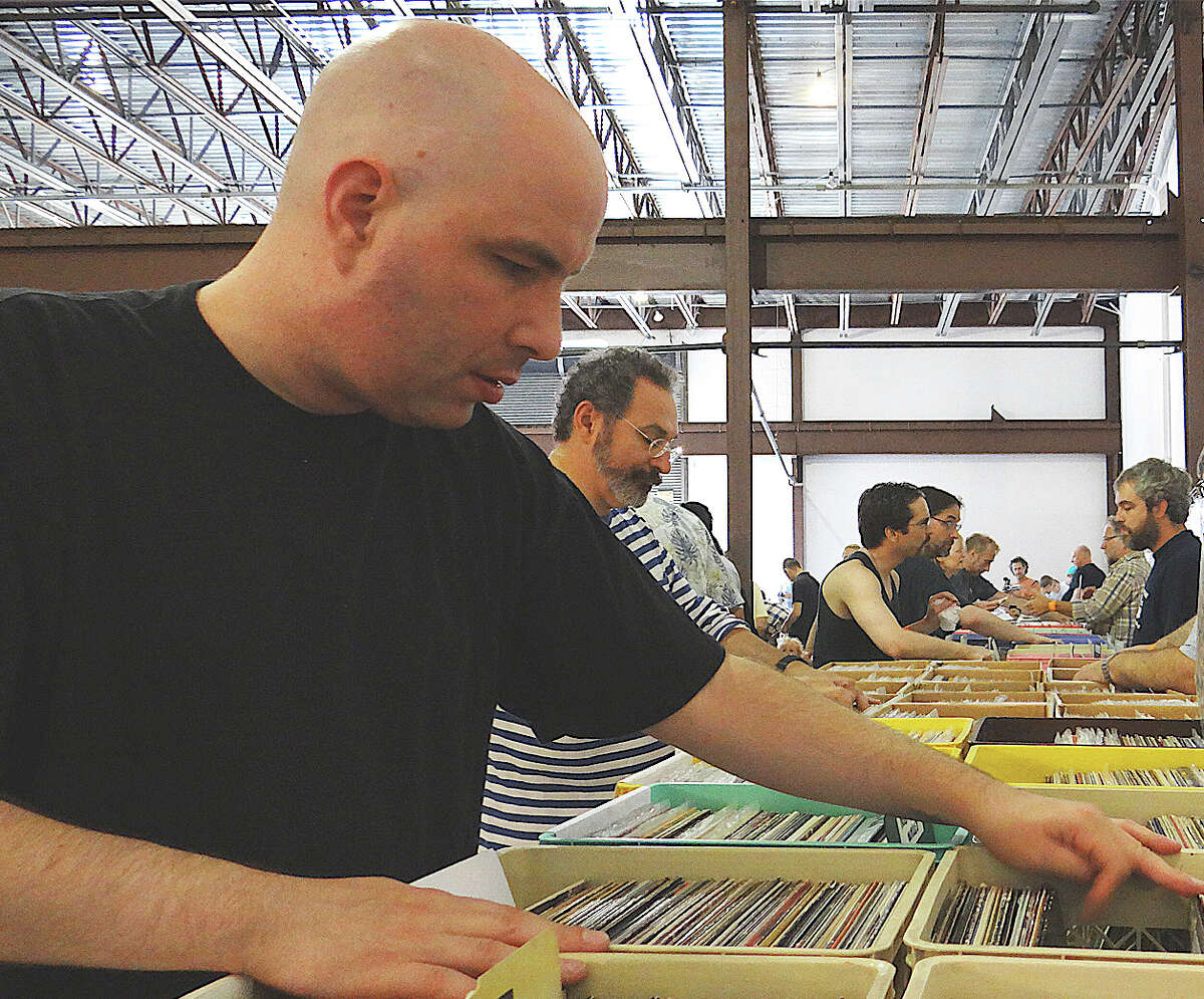 A 'record' crowds grooves on vinyl sale