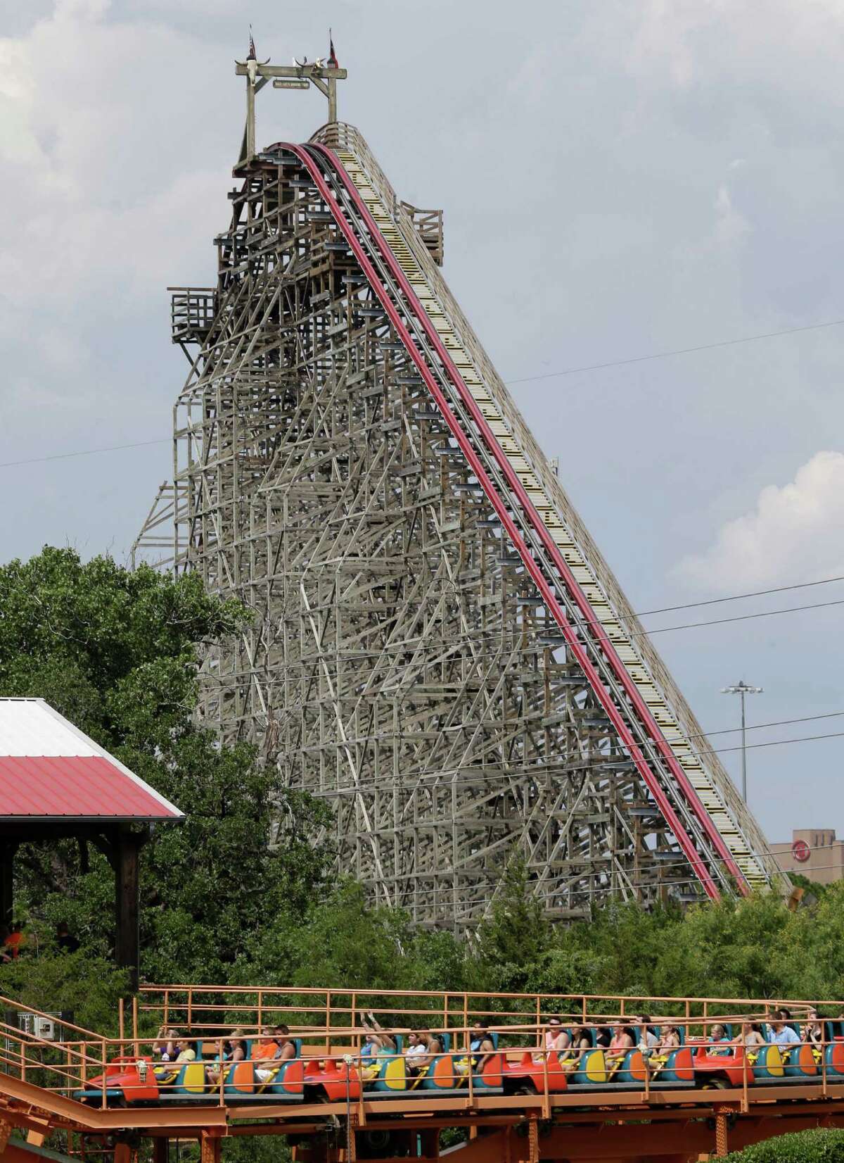 Six Flags joins lawsuit against coaster maker