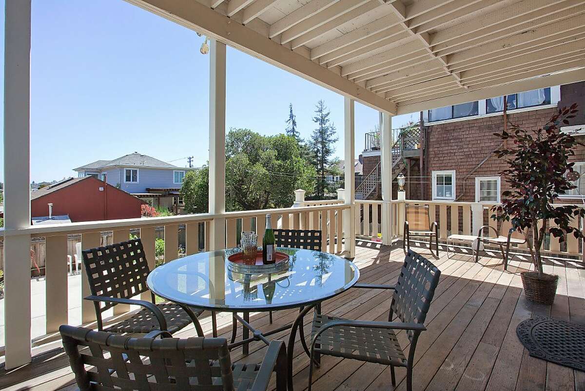 Stained glass, restored moldings highlight Oakland Queen Anne Victorian