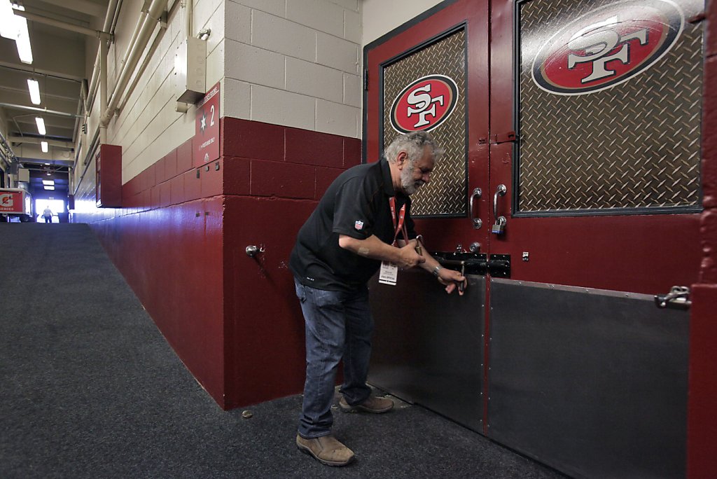 San Francisco 49ers Locker Room Chair Used at Candlestick Park COA Holo