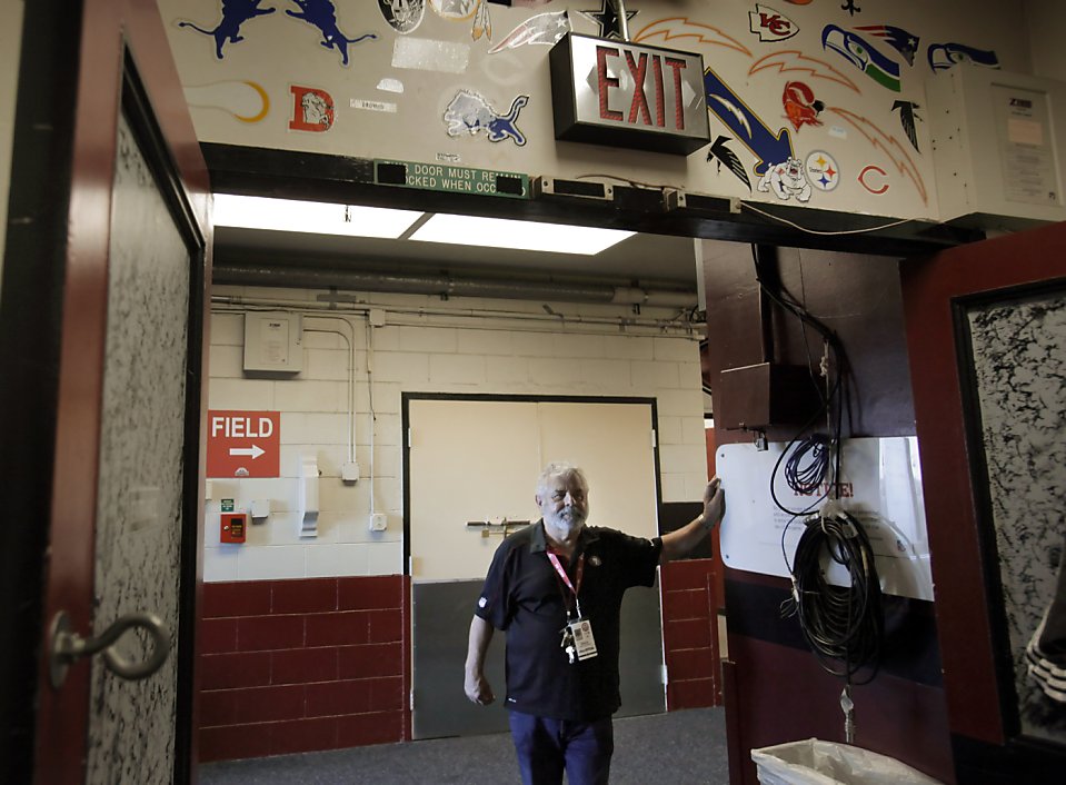 Candlestick Locker Room Manager Keeps Order Sfgate