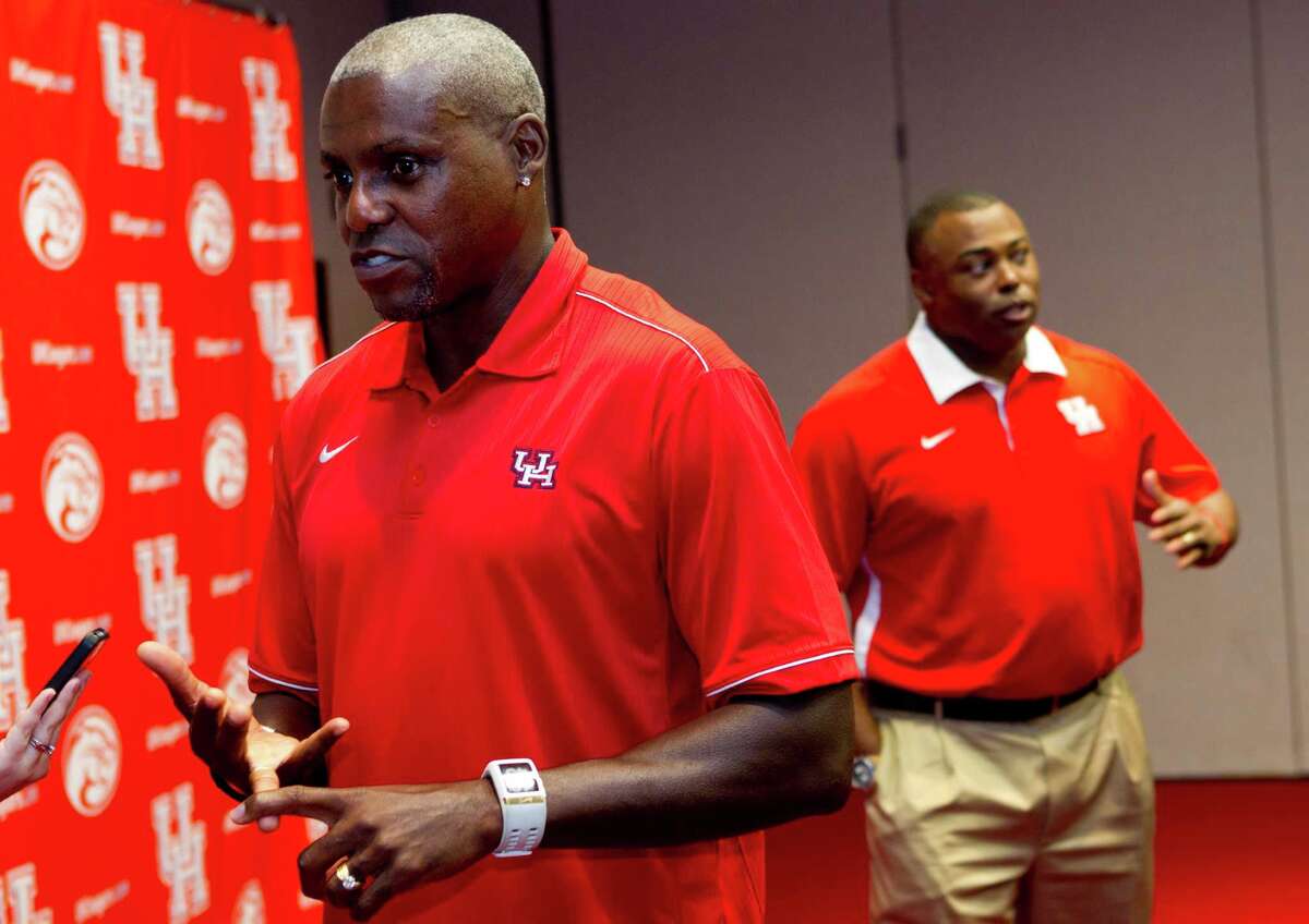 Carl Lewis wants to give back, volunteers as coach at UH