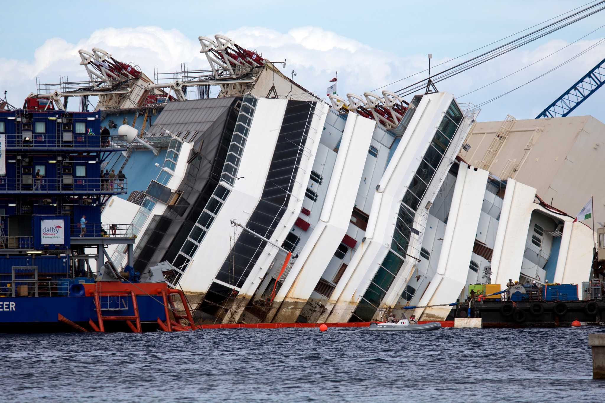 Конкордия крушение. Корабль Costa Concordia. Коста Конкордия крушение. Коста Конкордия подняли. Коста Конкордия затонувшие корабли.