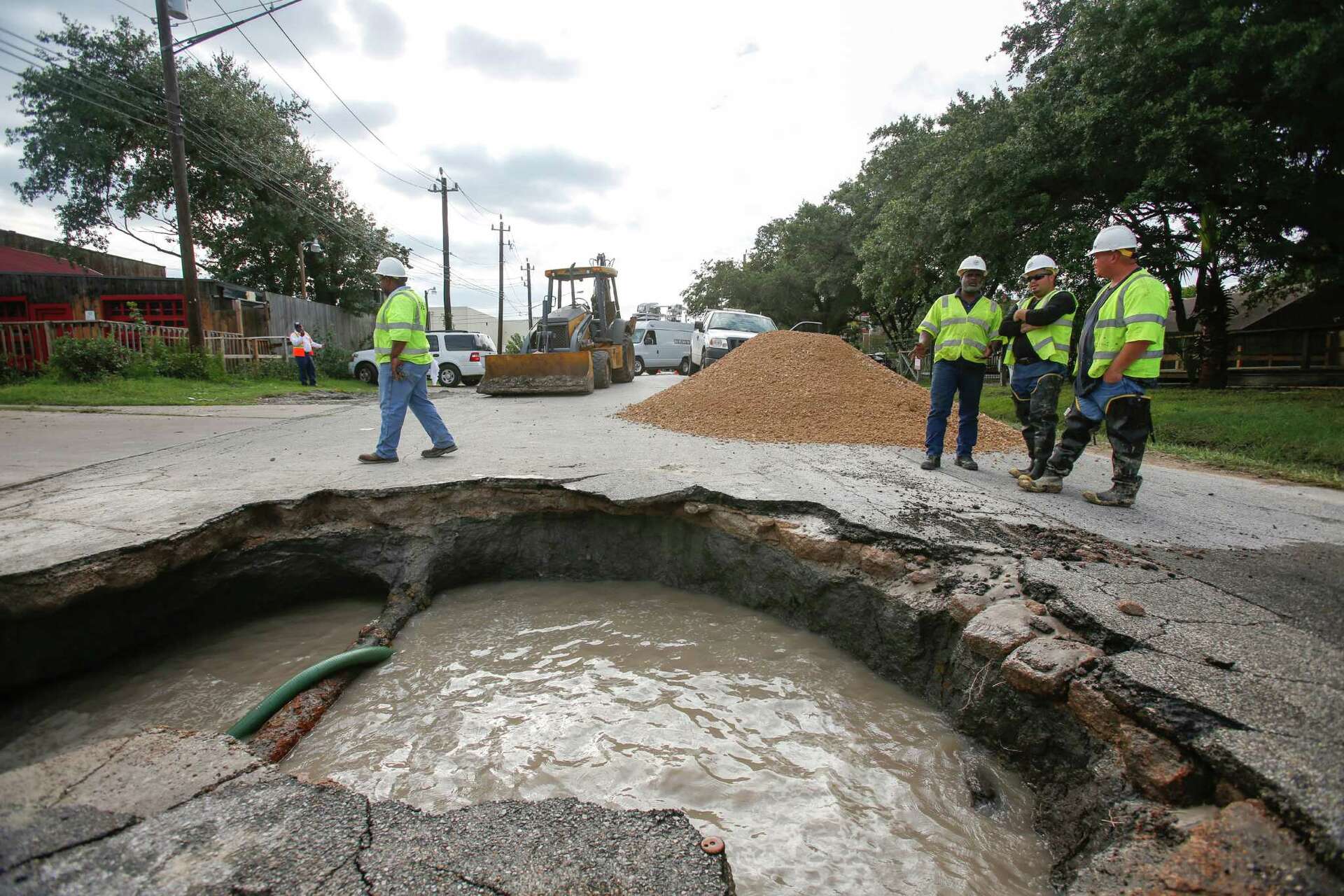Sinkhole ‪ Sinkhole develops on Midkiff Road