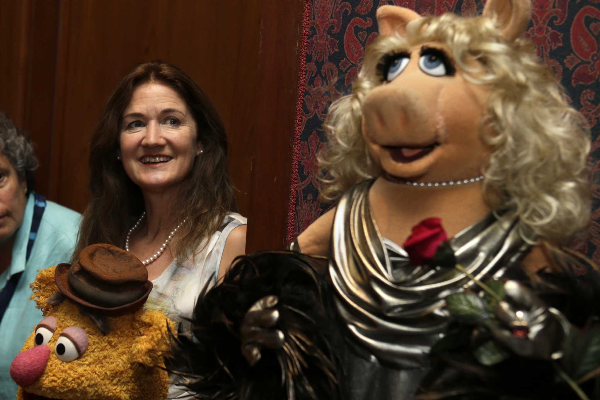 Miss Piggy joins Kermit at Smithsonian