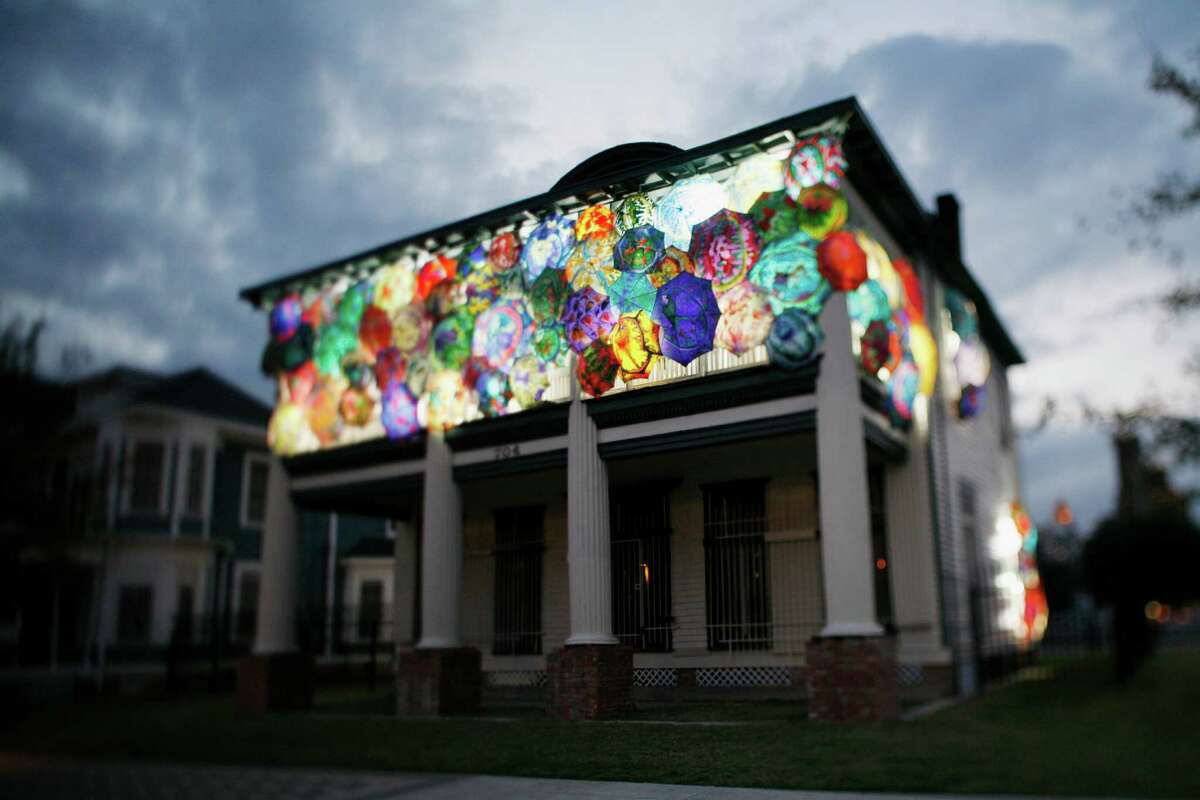 In 2006, Fleischhauer transformed the 1904 Foley House into a temporary site-specific art installation. The house façade and windows were covered with parasols whose designs are actually magnetic resonance images of the human brain.