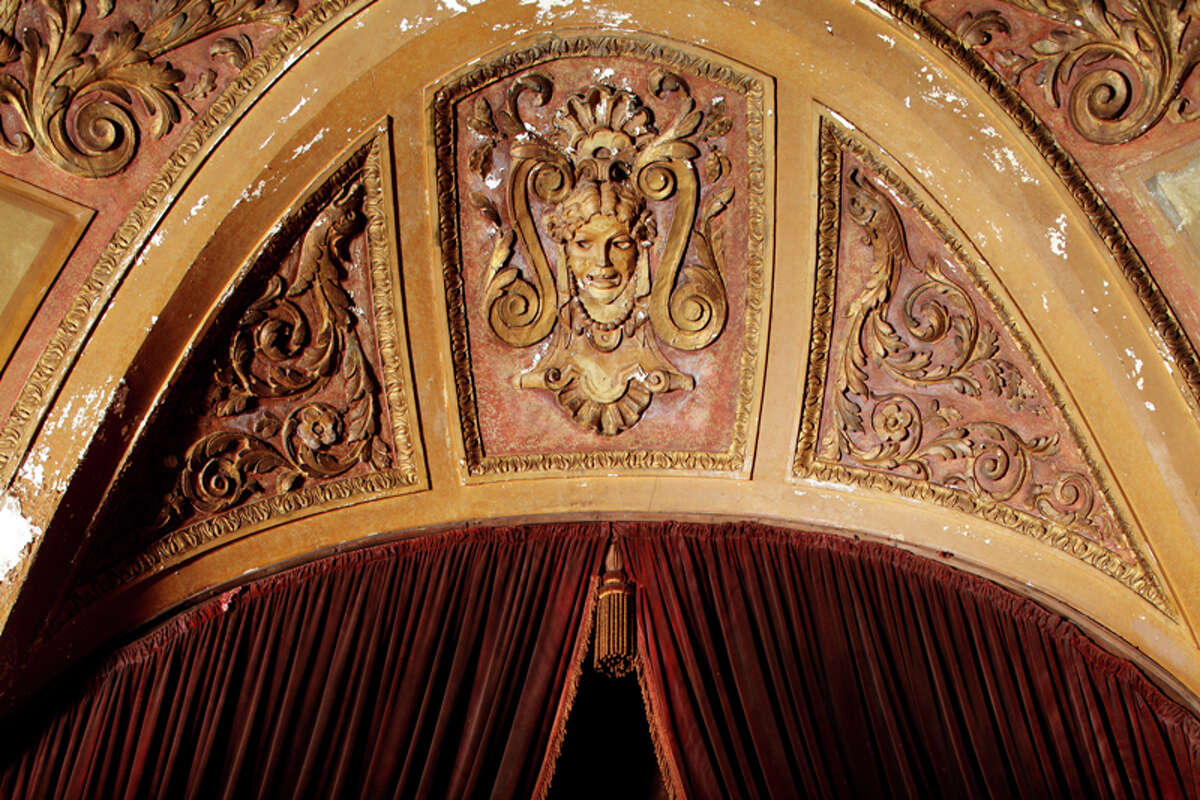 Loew's Kings Theatre Arch detail, pre-restoration