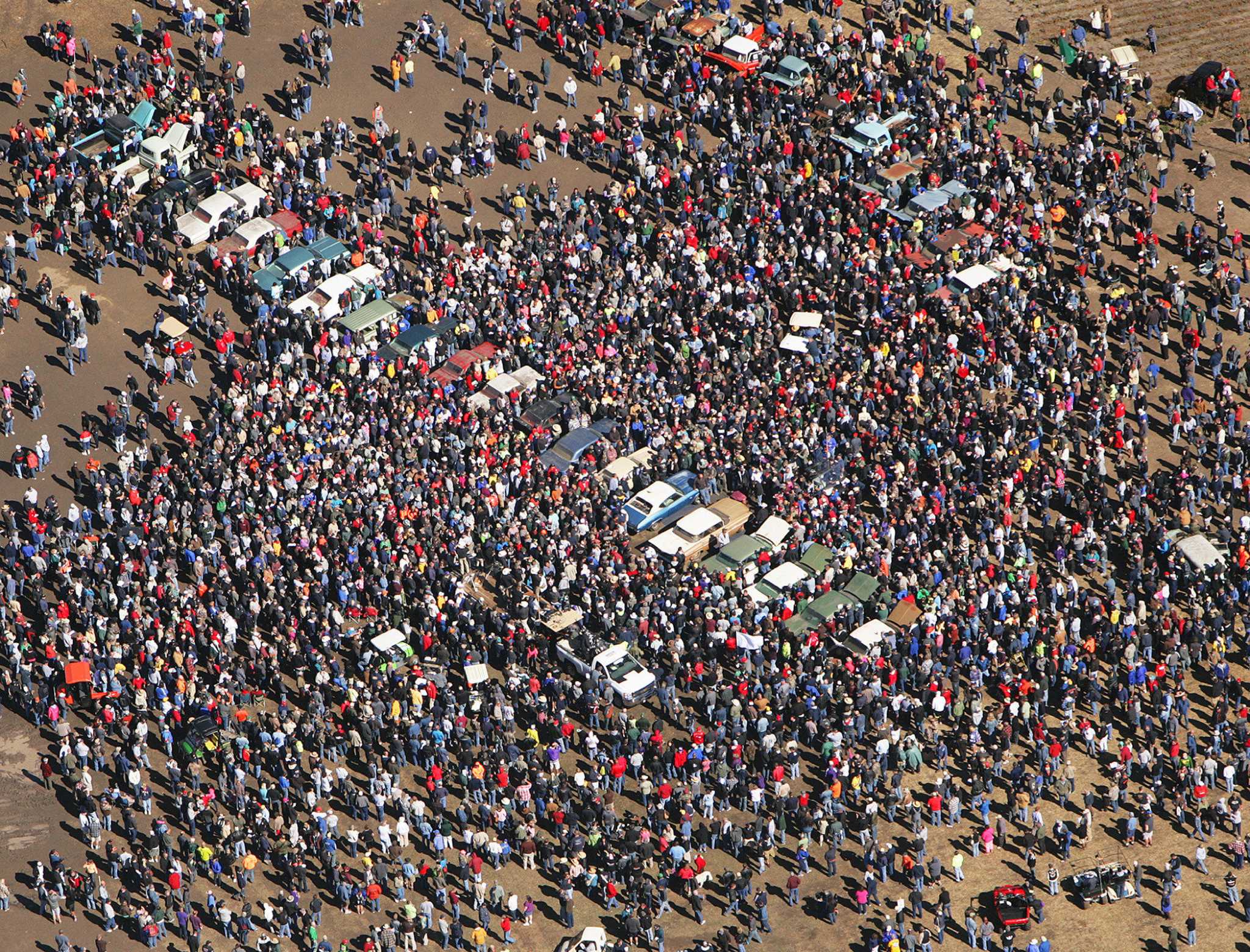 Thousands travel to Neb. for vintage Chevy auction