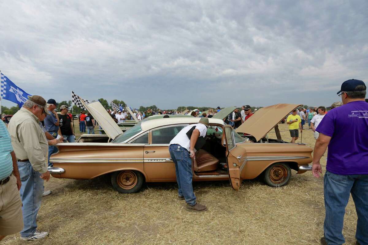 Thousands travel to Neb. for vintage Chevy auction