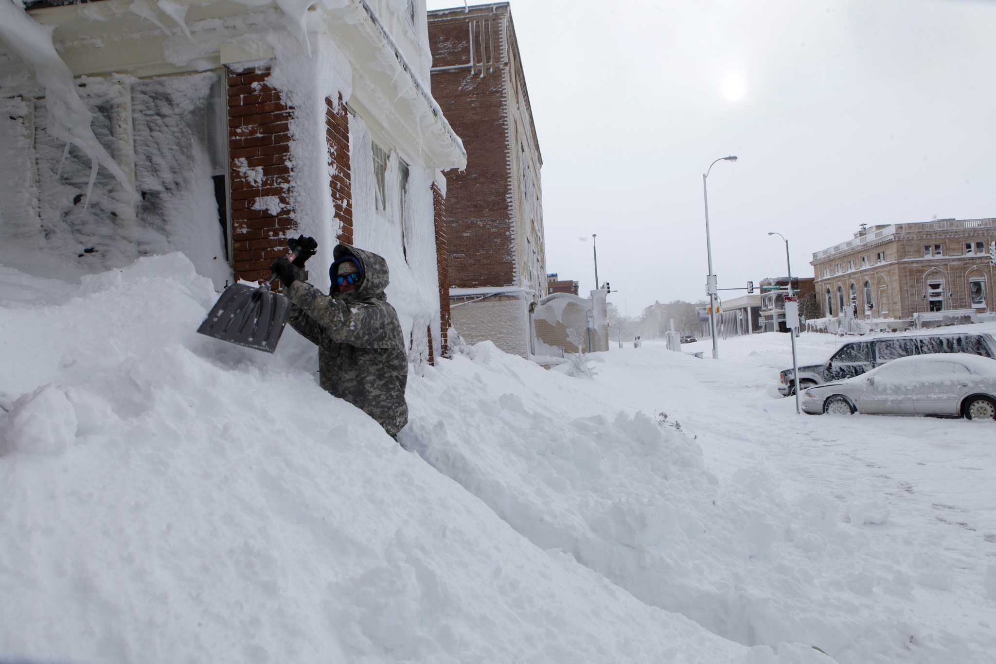 Great Plains digs out of heavy snow, storm debris