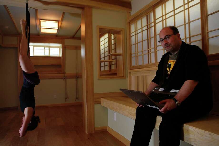 craigslist founder gives $20 million to cuny journalism school