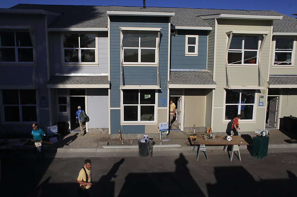 Carters pitch in on Habitat project in Oakland