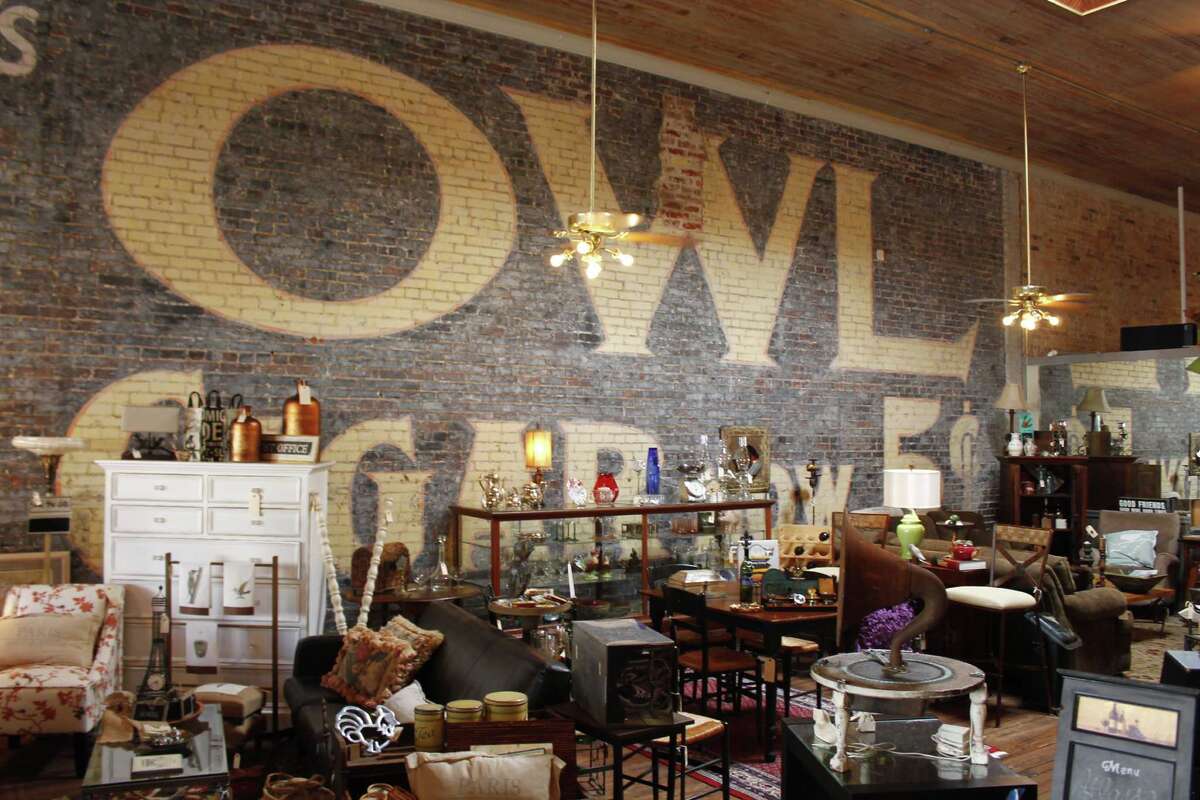 Dig in Eating and antiquing in Elgin