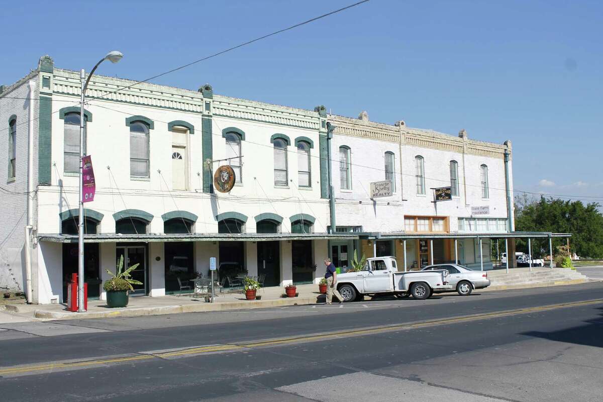 Dig in Eating and antiquing in Elgin