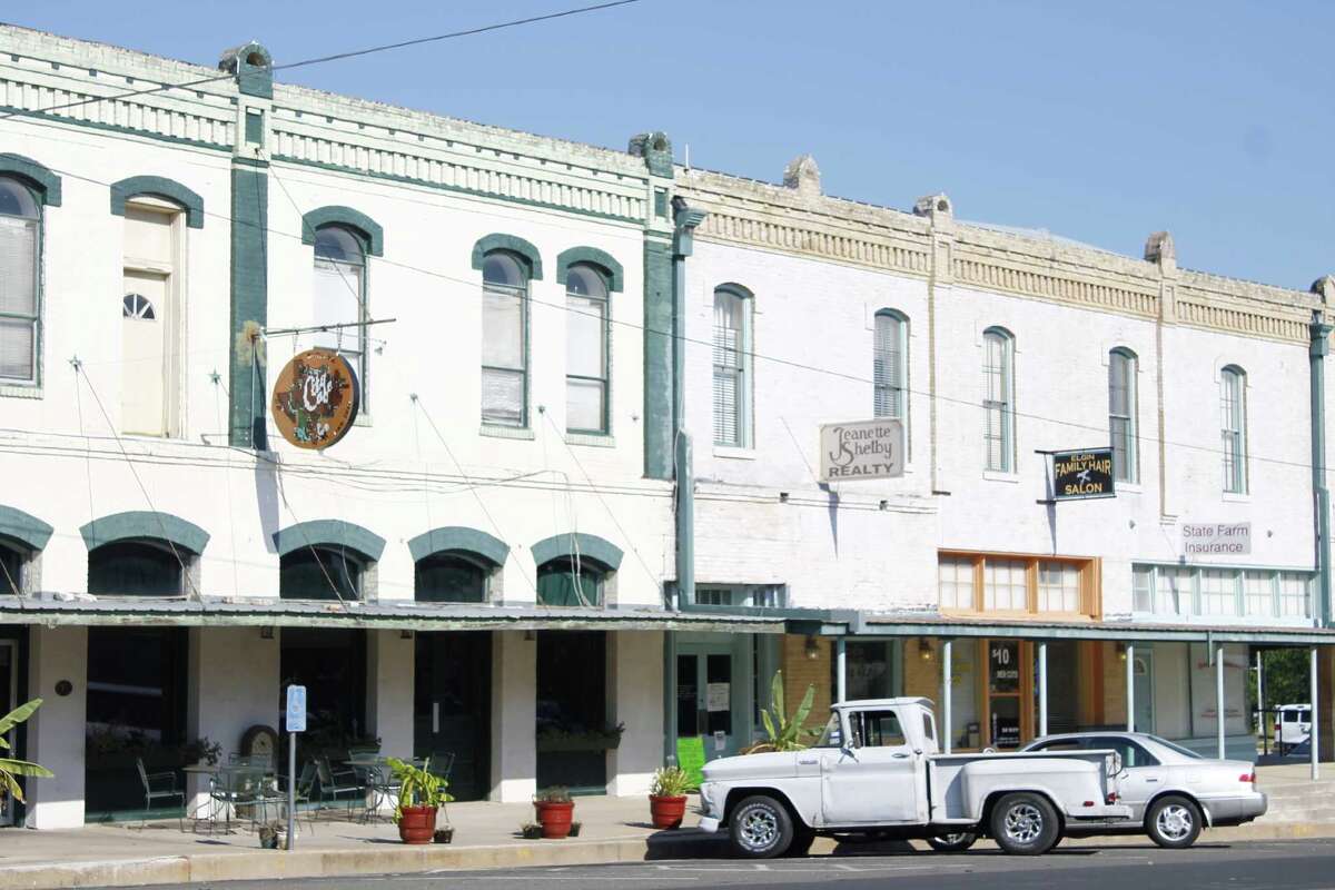 Dig in Eating and antiquing in Elgin