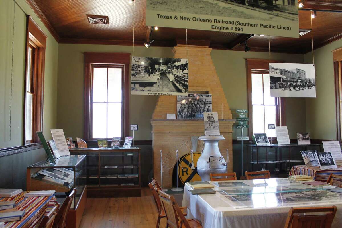 Dig in Eating and antiquing in Elgin