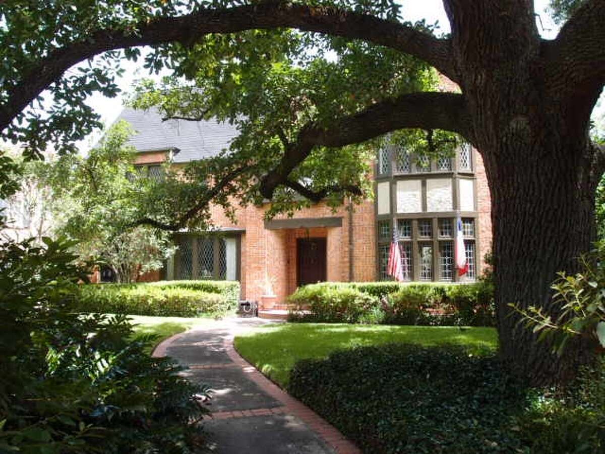 River Oaks houses receive historic landmark designation