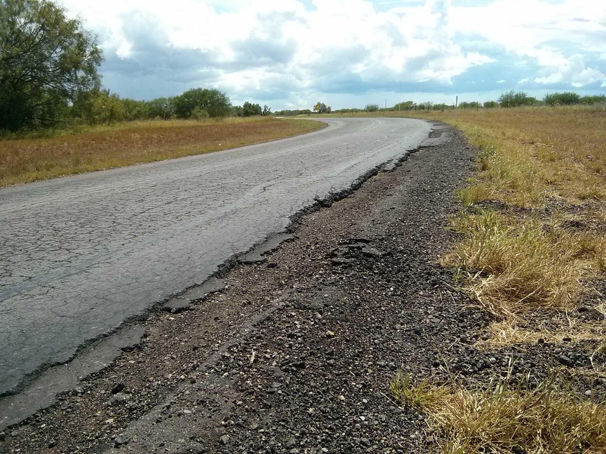 Damaged roads. Гравийная дорога. Дорога гравий. Гравийная дорога Ейск. Road Verge.