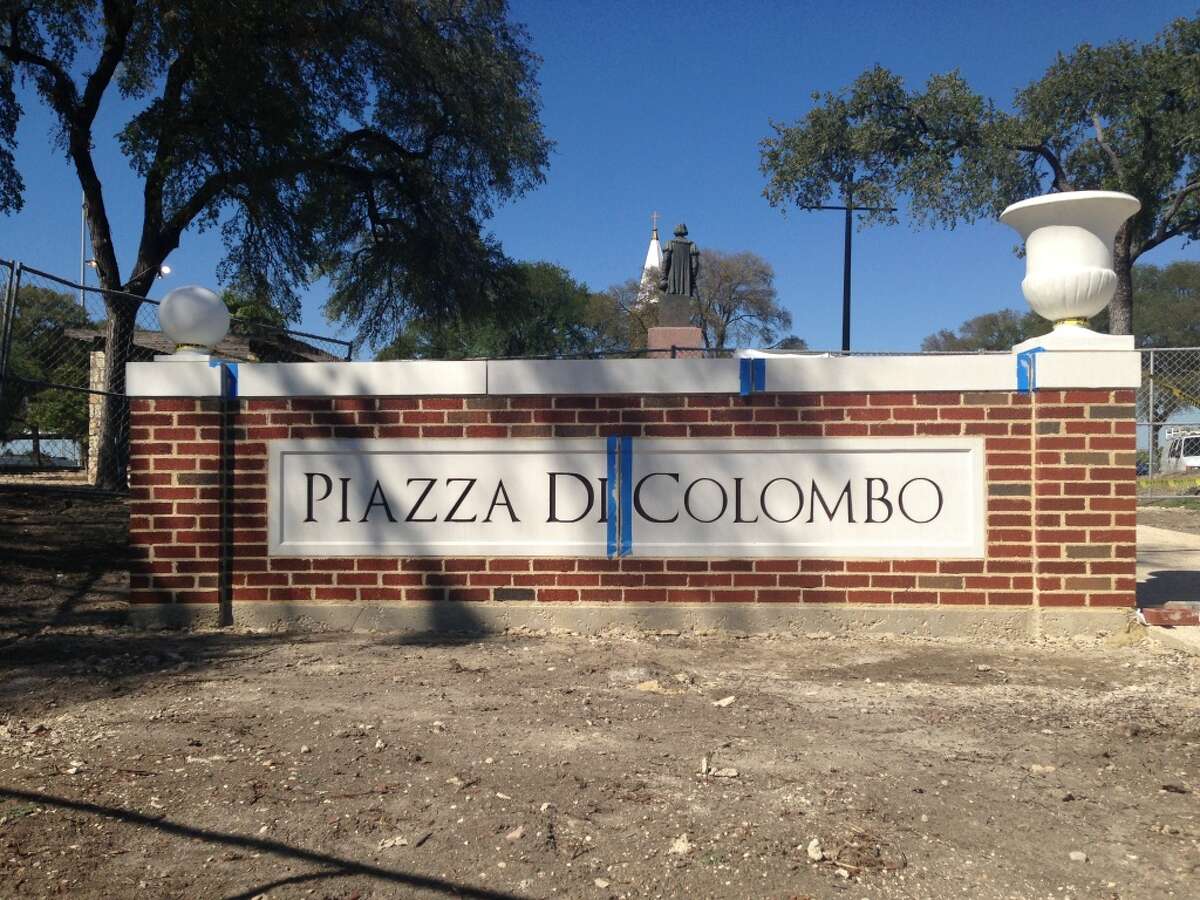 "Piazza di Colombo" is Italian for Columbus Park.