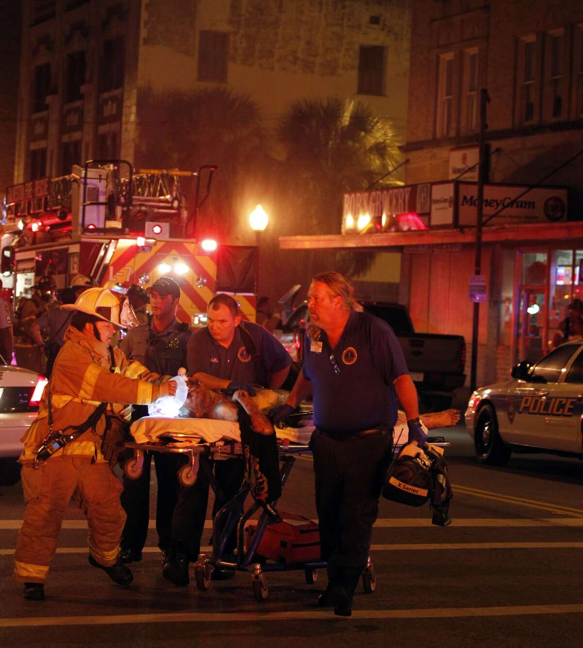 Residents climb down fire escapes to flee fatal Galveston blaze