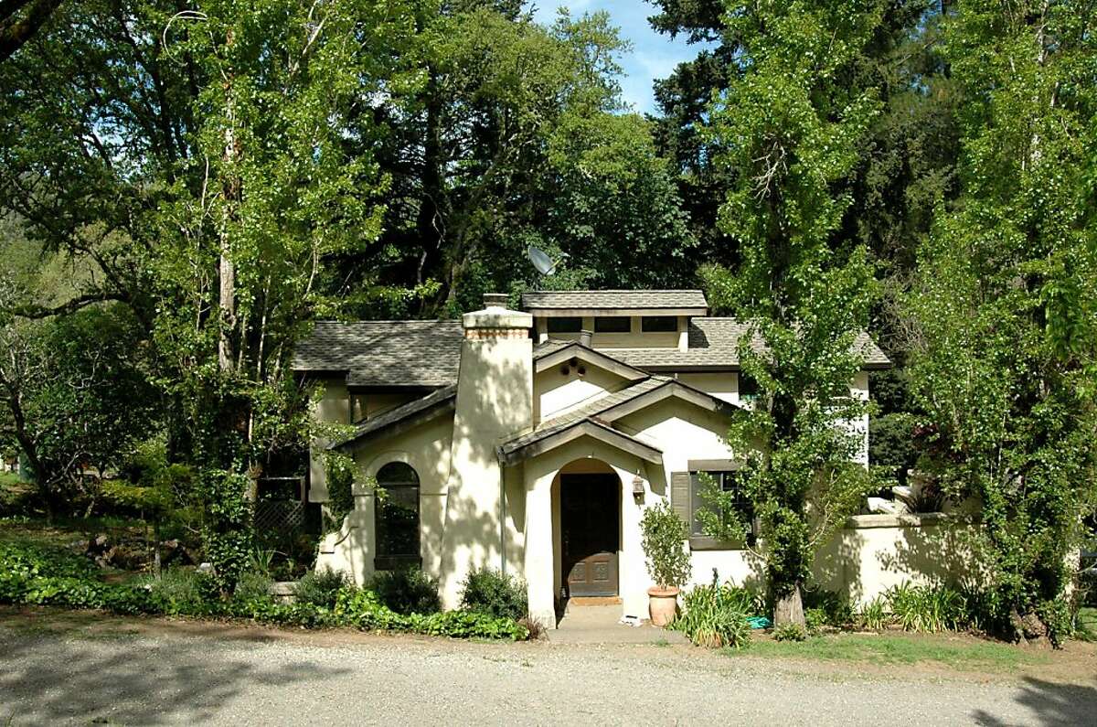 Getaway Cloverdale estate green