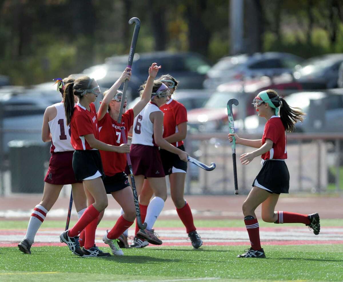 Hvolbeck's late goal lifts Greenwich field hockey
