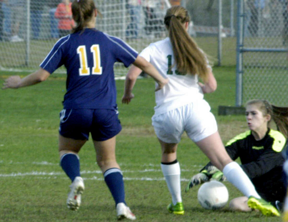 Title dreams motivate Green Wave girls' soccer