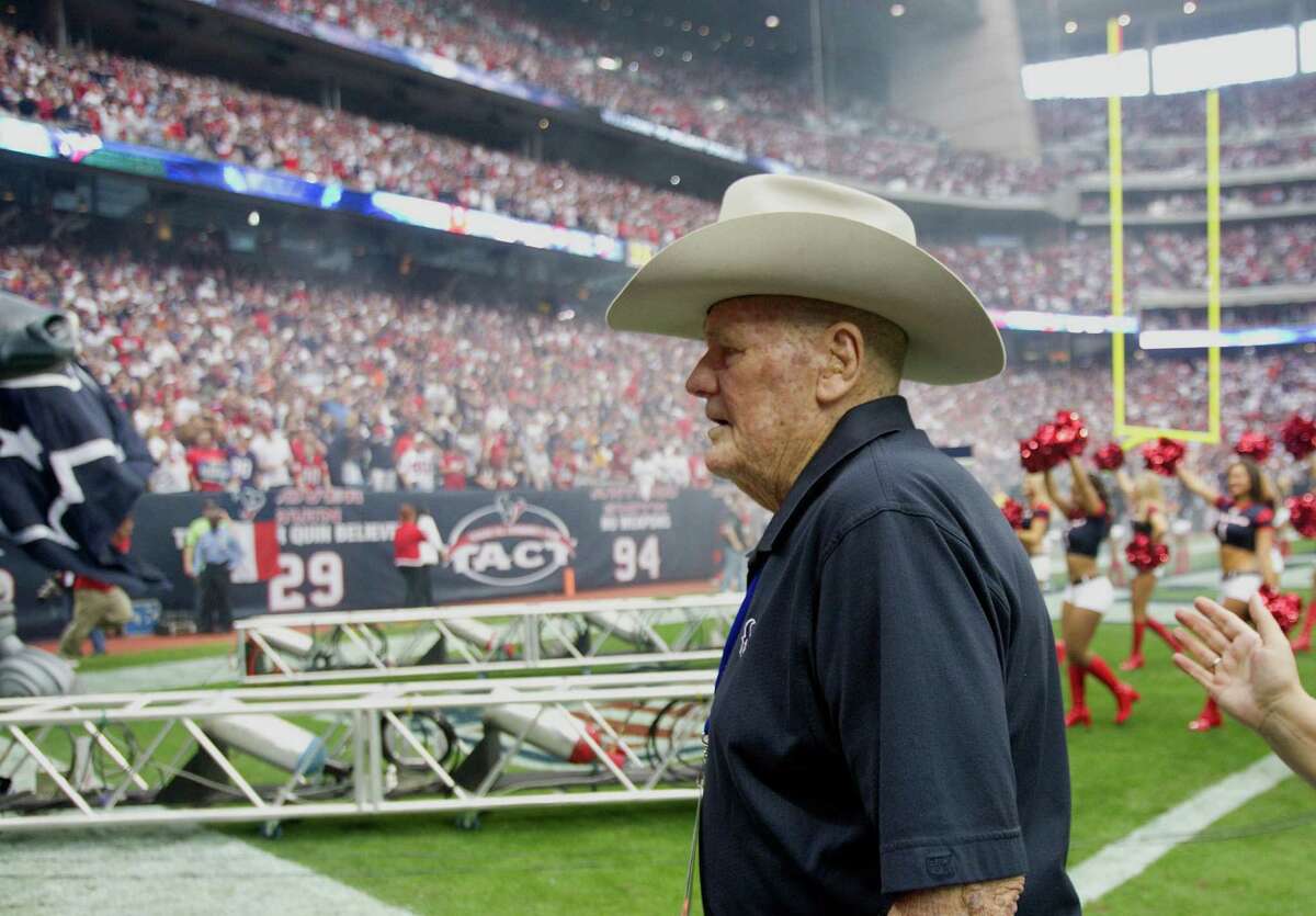 Bum Phillips is acknowledged on the field before an AFC wildcard playoff football game at Reliant Stadium on Saturday, Jan. 7, 2012, in Houston. ( Brett Coomer / Houston Chronicle )
