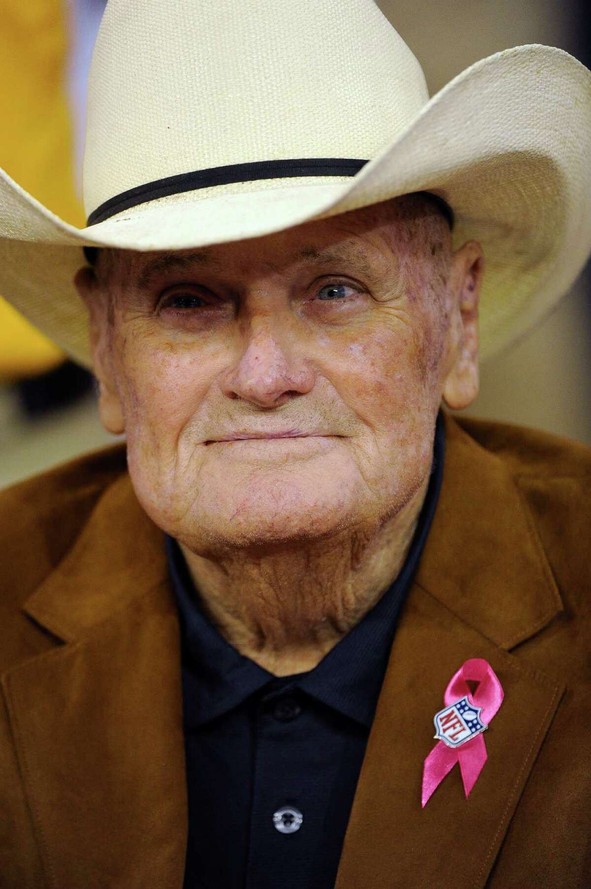 In this Oct. 14, 2012, photo, Former Houston Oilers coach Bum Phillips watches from the bench before an NFL football game between the Green Bay Packers and the Houston Texans in Houston. Phillips, the folksy Texas football icon who coached the Houston Oilers and New Orleans Saints, died Friday, Oct. 18, 2013. He was 90. (AP Photo/Dave Einsel)