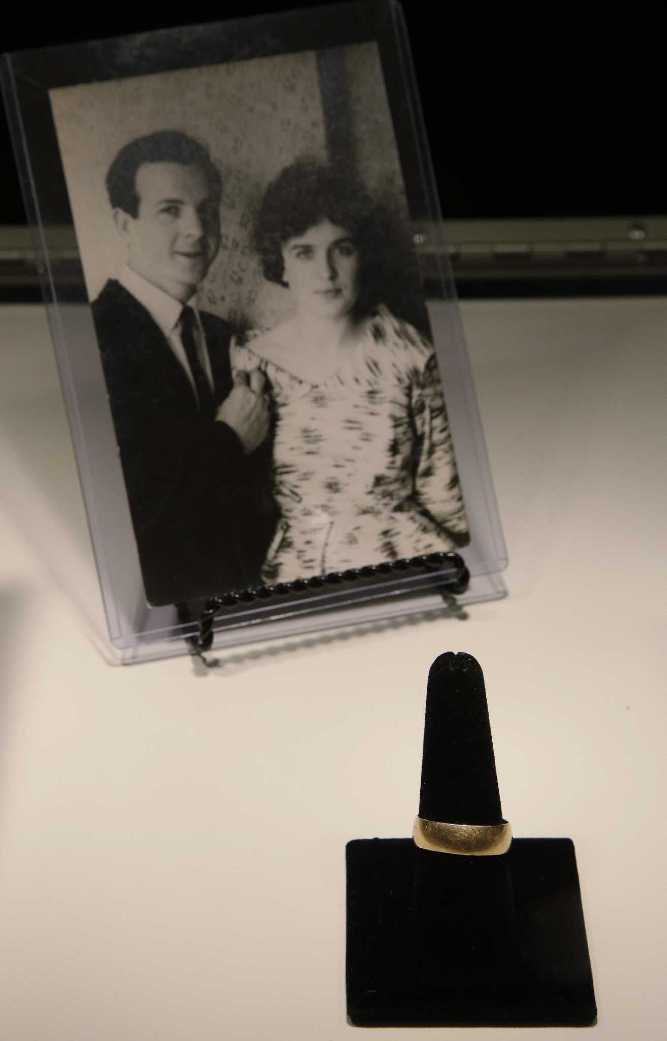 oswald-wedding-ring-sells-for-108-000-at-auction