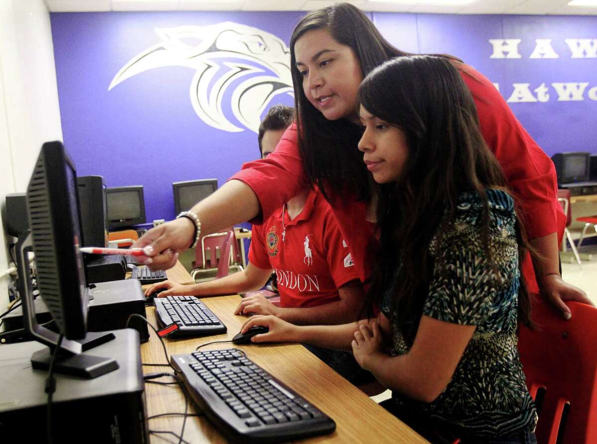 University of Houston recruiter Diana Porter (top) helps senior Laura Rojas obtain information from the university's website. UH is trying to lure more students from the Valley to its campus.