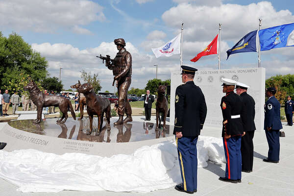 Monument to working military dogs unveiled - ExpressNews.com