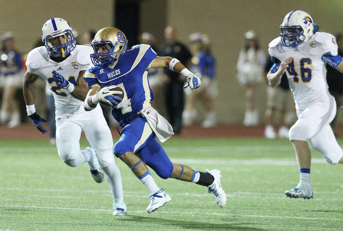 Alamo Heights' Jake Osborne (04) runs past Clemens' Norman Reeves (24) and Jacob Ferguson (46) during their game at Orem Stadium on Friday, Nov. 1, 2013.