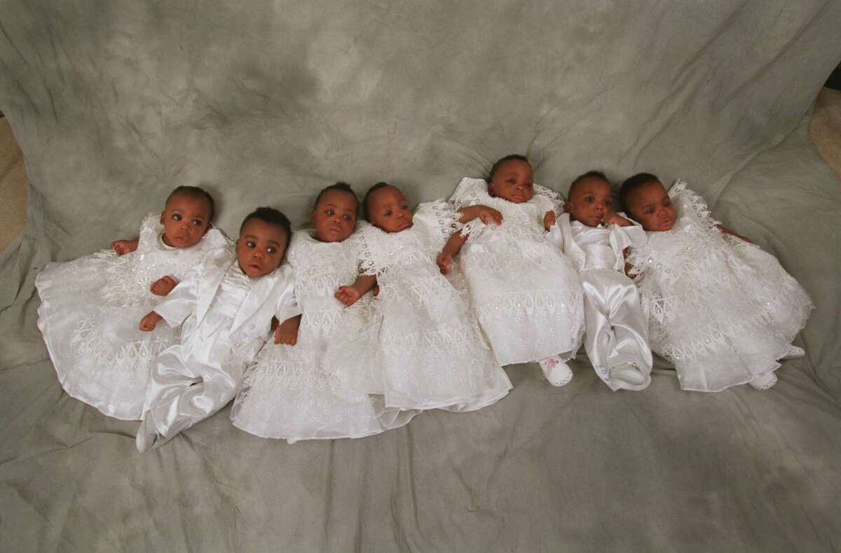 Сколько женщина может родить за раз детей. Восемь близняшек. Рекордсменка по количеству детей.