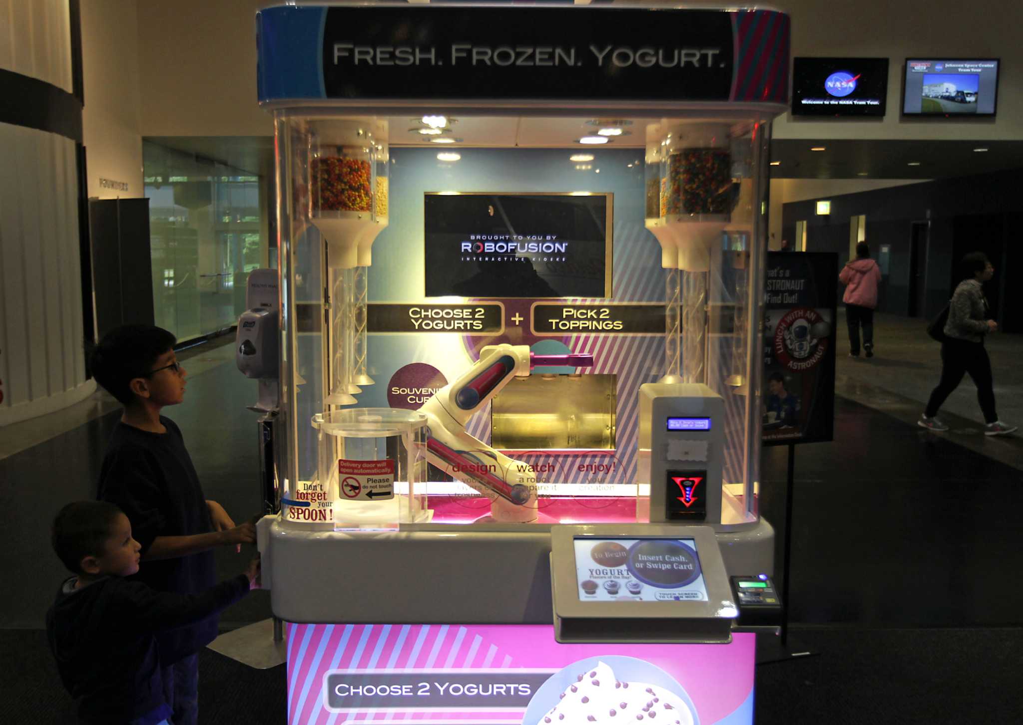 Reis & Irvy's Robotic Frozen Yogurt Robot