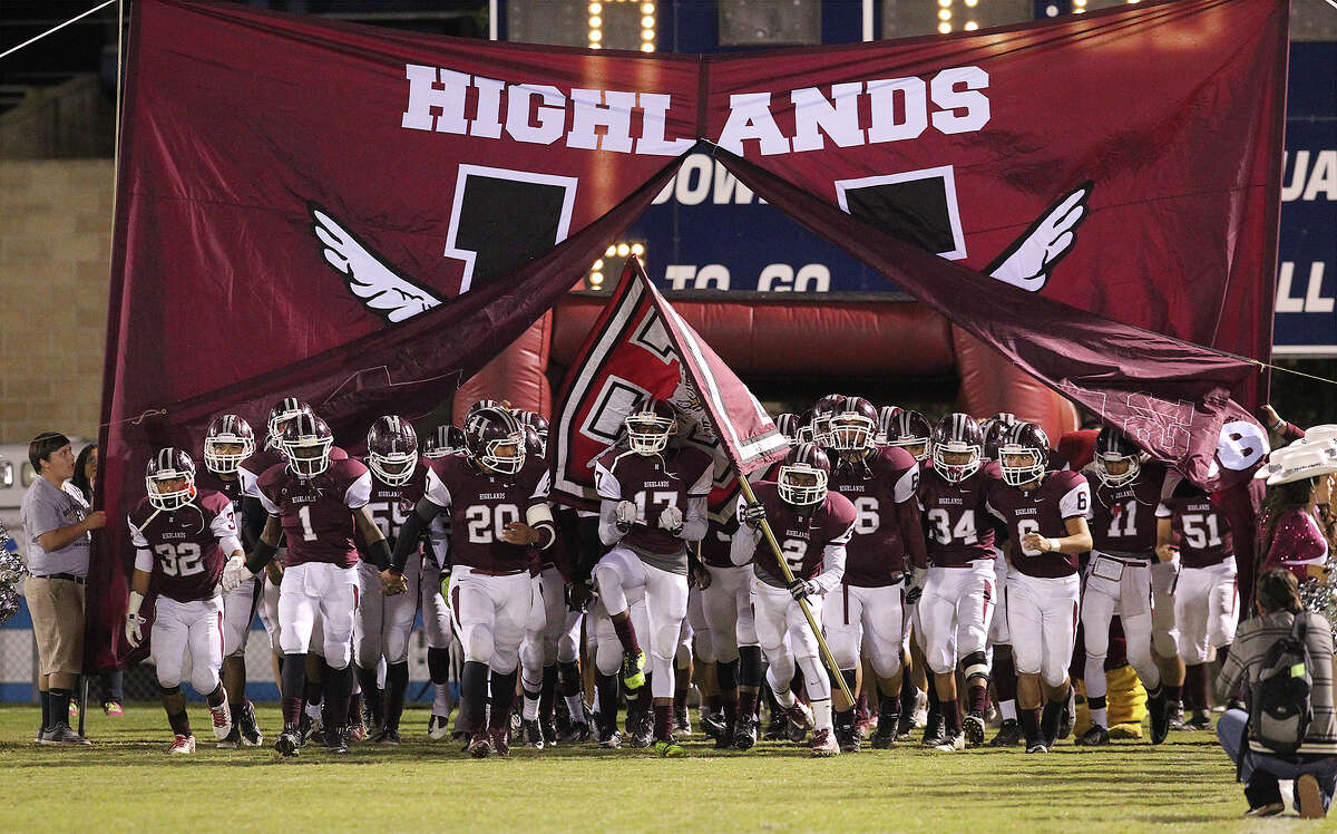 The Highlands Owls take the field for their game against Brackenridge at SAISD Spring Sports Complex on Friday, Nov. 8, 2013.