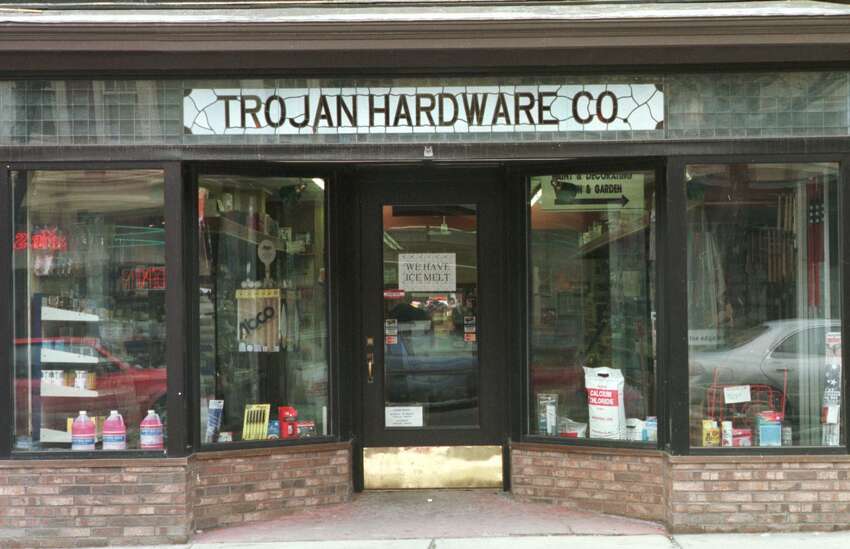 Trojan Hardware Co., Troy. Le magasin a fermé ses portes en 2009 après 94 ans d'activité. C'est maintenant l'emplacement d'un restaurant relativement nouveau, The Shop.